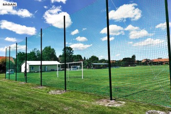 Pełne ogrodzenie na boisko piłkarskie z bramą i furtką